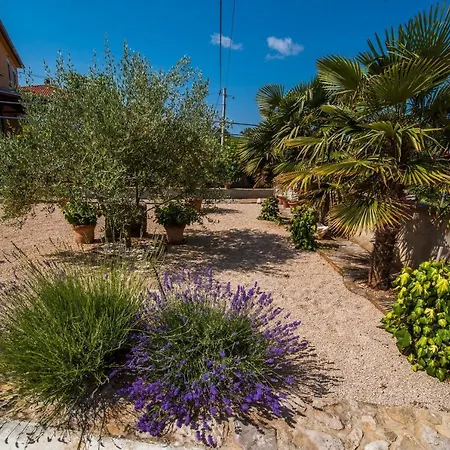 Apartment With A Parking Space Malinska