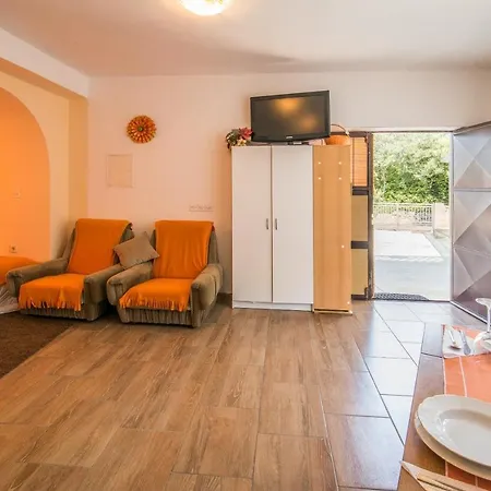 With A Parking Space * Малинска